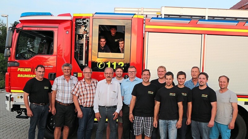 Das neue LF 20 KatS ist angekommen: Die Baumgartner Floriansjünger sowie die Vertreter von Gemeinde und Kreisbrandkommando freuten sich über das besondere Einsatzfahrzeug.