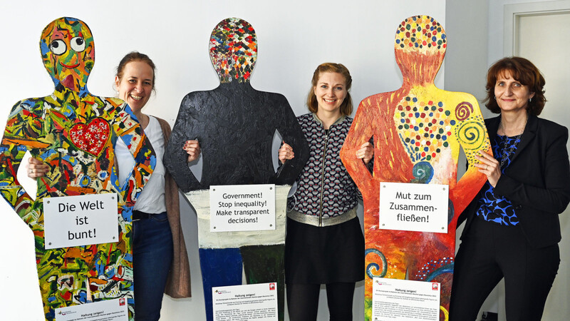 Bernadette Hölzl (Caritas), Dr. Claudia Pfrang und Magdalena Falkenhahn (beide Domberg-Akademie) stellten das Projekt "Haltung zeigen" vor, das sich gegen Rassismus wendet.