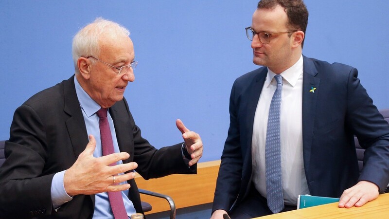 Fritz Pleitgen (l), Präsident der Deutschen Krebshilfe, und Jens Spahn (CDU), Bundesminister für Gesundheit, unterhalten sich nach einer Pressekonferenz zum Startschuss der Nationalen Dekade gegen Krebs.