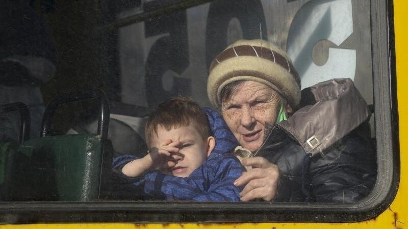 Die pro-russischen Separatisten haben angekündigt, Menschen aus den Konfliktgebieten in der Ostukraine mit Bussen nach Russland zu bringen.