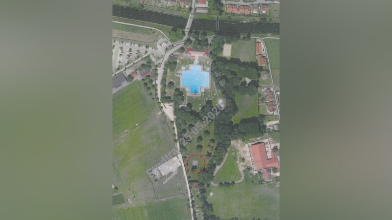 Der rote Kreis hinter dem Schwimmbad bezeichnet den Standort des künftigen Naturkindergartens.