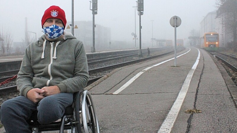 Gerade am größten Bahnhof in Cham gibt es noch viel zu tun. Für Rollstuhlfahrer Manfred Pankow ist Bahnfahren hier ein Akt.