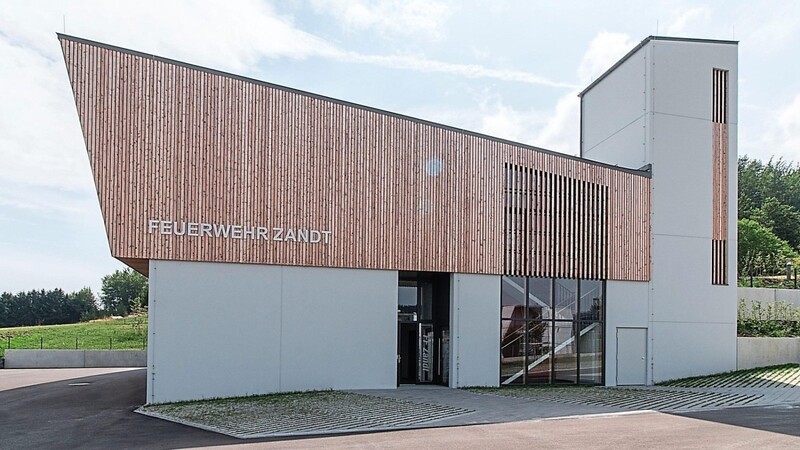 Ein Hingucker in Zandt: Das im Sommer 2019 eingeweihte Feuerwehrhaus besticht durch eine moderne Architektur. Das Bauprojekt ist im Rahmen der "Architektouren 2020" der bayerischen Architektenkammer ausgezeichnet worden.
