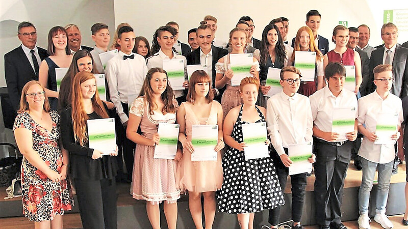 15 Jungs und 13 Mädchen erhielten an der Wirtschaftsschule Abensberg ihre Abschlusszeugnisse