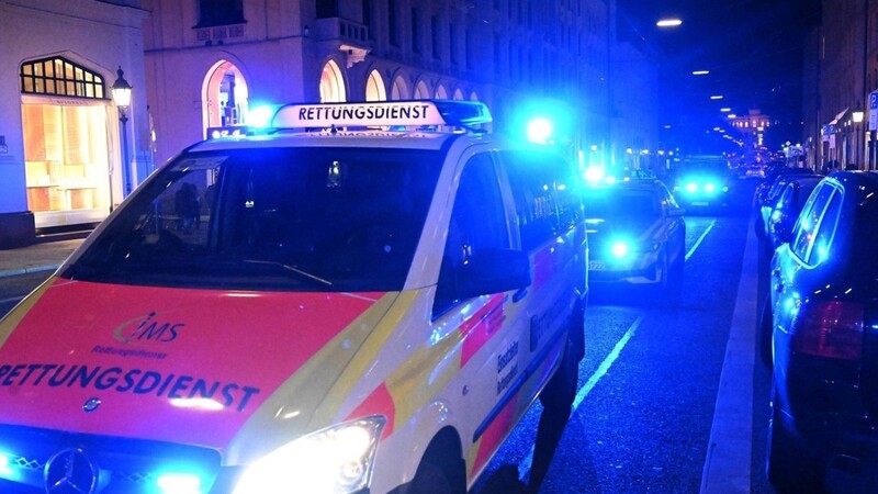 Ein Rettungswagen steht mit Blaulicht in der Maximilansstraße in der Landeshauptstadt.
