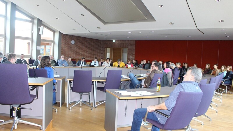 Der Jugendhilfeausschuss hat am Montag im Landratsamt Straubing-Bogen eine Sitzung abgehalten. Anwesend waren auch 24 Schüler der Fachakademie für Sozialpädagogik der Ursulinen.