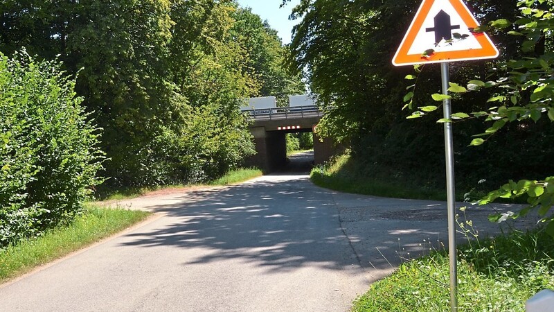 Ab der Autobahnbrücke bei Gasseltshausen wird die Fahrbahn Richtung Aiglsbach im Verfahren der Dünnschichtasphaltierung ausgebessert.