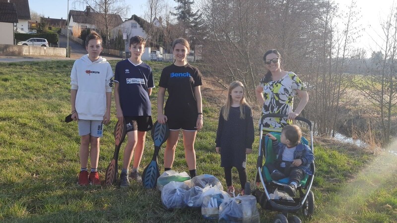 Karoline Fritz-Ertlmaier (rechts) hat die Initiative plastikFREItag gegründet. Seit über eineinhalb Jahren sammelt sie mit freiwilligen - auch jungen - Helfern Müll rund um Mainburg.