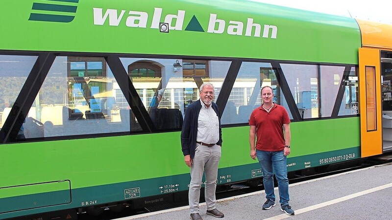 Der Vorsitzende von Go-Vit, Wolfgang Schlüter (li.) und Vizevorsitzender sowie Wanderbahn-Chef Arnulf Baier sind sich einig: "Die Waldbahn muss bleiben."