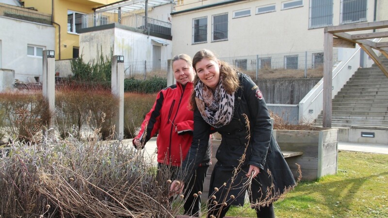 Bald soll der Garten bepflanzt werden. Heike Vinoli (links) und Regina Klante leisten schon Vorarbeit.