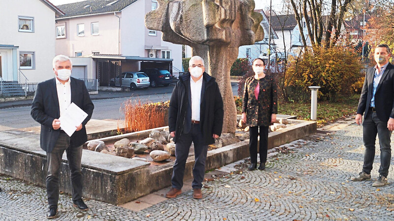 Landrat Josef Laumer, Bürgermeister Ludwig Waas, Dr. Eberhard Pex (niederbayerischer Leader-Koordinator), Josefine Hilmer (LAG-Managerin Straubing-Bogen), Christian Pfeffer (Geschäftsführer KU Niederwinkling, von links) nach der Übergabe des Förderbescheids vor dem Landratsamt.