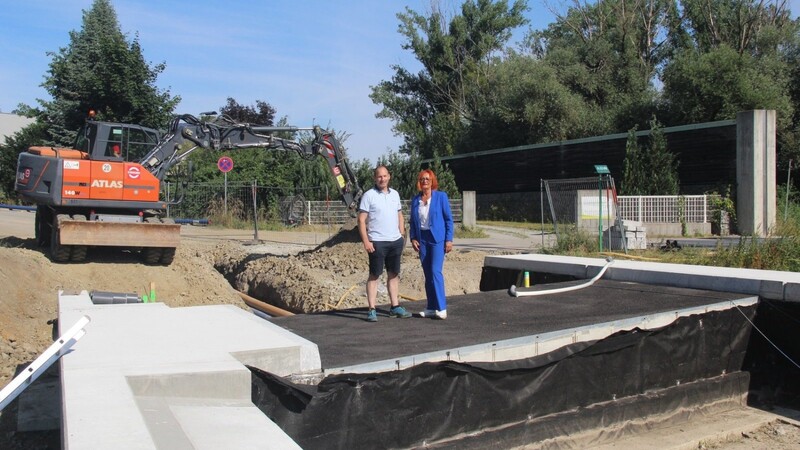 Sind froh, dass die Bauarbeiten an der Brücke in der Schlesischen Straße noch vor dem Gäubodenvolksfest abgeschlossen werden können: Tiefbauamts-Leiterin Cristina Pop und Bert Plank vom Tiefbauamt.