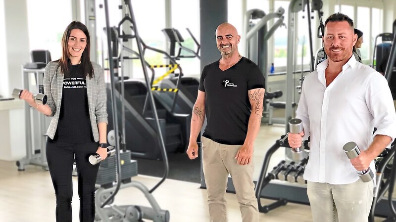 Bundestagsabgeordnete Nicole Bauer und Kreisrat Marco Altinger (r.) Informierten sich bei Inhaber Wolfgang Reiter über die Schwierigkeiten von Fitnessstudios in der Corona-Krise.