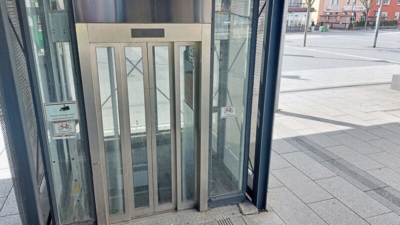 Sorgenkinder der Stadt Plattling - die Aufzüge am Steg des Bahnhofs. Nun müssen sie komplett erneuert werden.