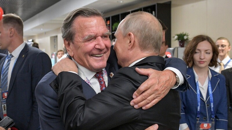 Gerhard Schröder (l.) umarmt im Jahr 2018 Wladimir Putin. Die Kritik am Engagement des früheren SPD-Kanzlers Schröder für russische Gasgeschäfte reißt nicht ab.