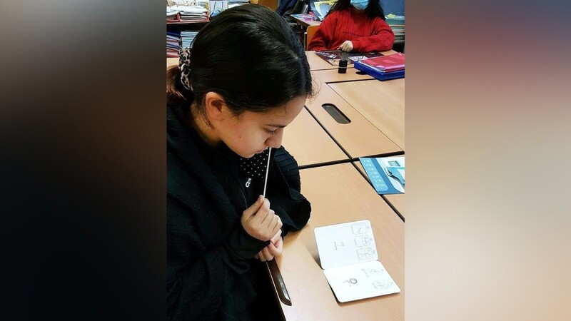 Eine Schülerin entnimmt sich für einen Corona-Selbsttest einen Nasenabstrich. Straubings Schulen müssen noch auf solche Tests warten.