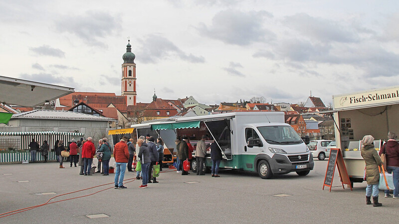 Der Bauernmarkt am Esper in Roding hat sich etabliert, weil es dort reichlich Platz für Händler wie für die Autos der Kunden gibt.
