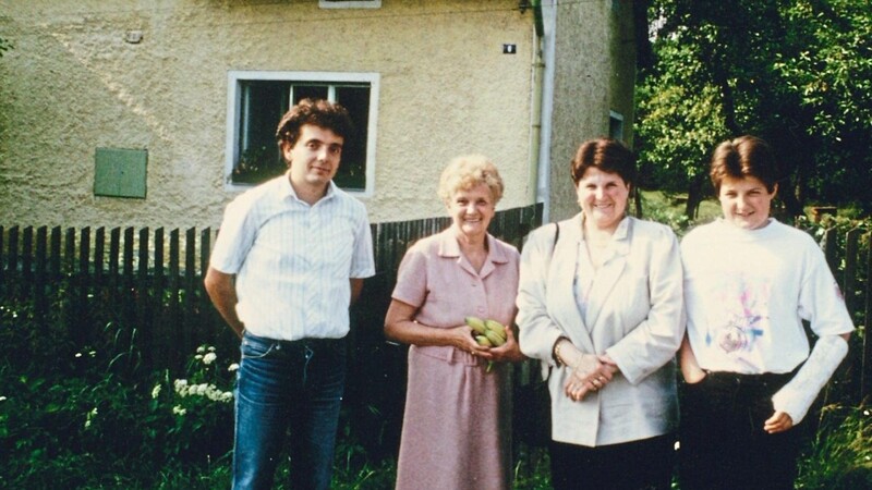 Petr Faschingbauer, Frau Zubr, Wilfried Lampatzers Ehefrau Helga und sein Sohn Jürgen vor dem Michel-Peter-Haus in Althütten, in dem Helga Lampatzer geboren ist.