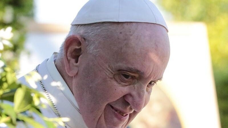 Papst Franziskus muss operiert werden.