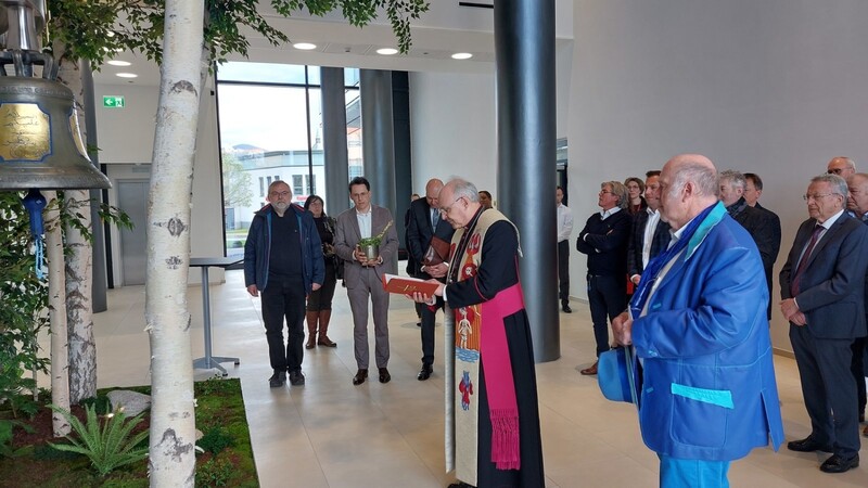 Bishof Voderholzer sprach vor der Friedensglocke ein Gebet und segnete sie anschließend im Beisein der Ehrengäste.