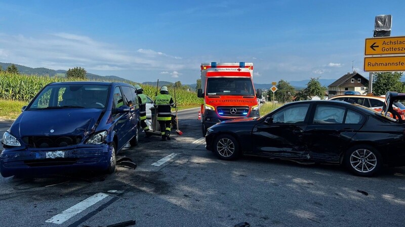 Im Bereich der Oberen Kreuzung bei Ruhmannsfelden stießen der Kleinbus und das Auto zusammen. Zwei Frauen wurden leicht verletzt und kamen ins Krankenhaus.