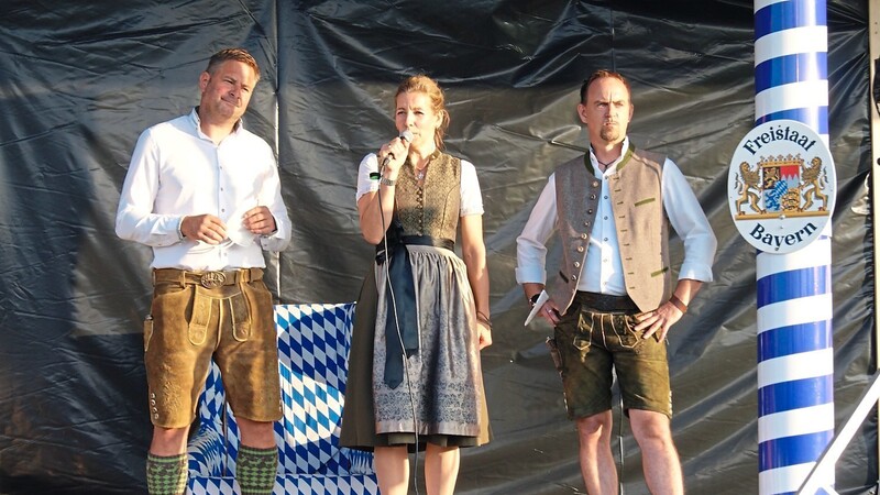 Elisabeth Mieslinger und ihre Vorstandskollegen Robert Hummel und Ingo Jauer freuten sich, dass der Kabarett-Biergarten so gut beim Publikum ankam.