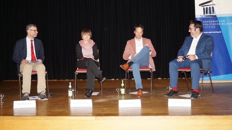Auf dem Podium: Dr. Kai-Olaf Lang (v.l.), Dr. Zuzana Lizcová, Dr. Andreas Kalina sowie Tobias Gotthardt tauschten ihre Meinungen aus und gingen auf die Fragen des Auditoriums ein.