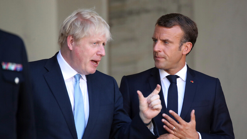 Boris Johnson (l.) hat sich nun auch von Emmanuel Macron anhören müssen, dass Europa zu keinen Zugeständnissen bereit ist.