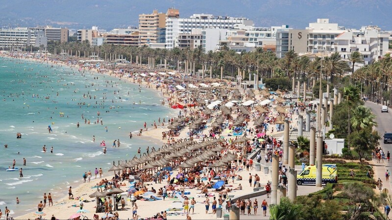 Ein 18-Jähriger Deutscher ist auf Mallorca unter dem Vorwurf festgenommen worden, am Strand des sogenannten Ballermann eine erst 14 Jahre alte Touristin aus Deutschland vergewaltigt zu haben.