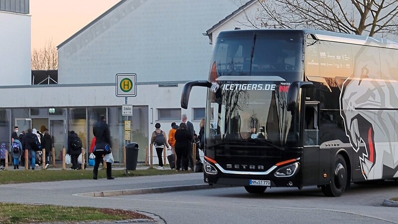 Der Bus der Nürnberg Ice Tigers wurde für die Fahrt der 50 Flüchtlinge mit Ziel Straubing eingesetzt.