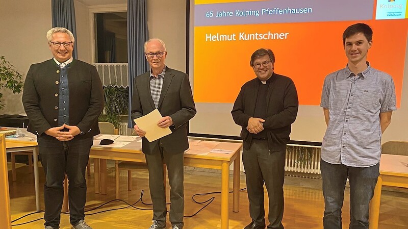 Vorsitzender Michael Wensauer ehrte Helmut Kuntschner für 65-jährige Mitgiedschaft; auch Pfarrer und Präses Günter Müller und zweiter Vorsitzender Markus Huber (v.l.) gratulierten.