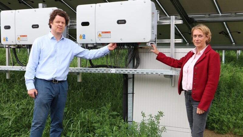 OneSolar-Geschäftsführer Johannes Hinz und Tiefenbachs Bürgermeisterin Birgit Gatz begutachteten den neu entstandenen Solarpark Weiherhäuser.