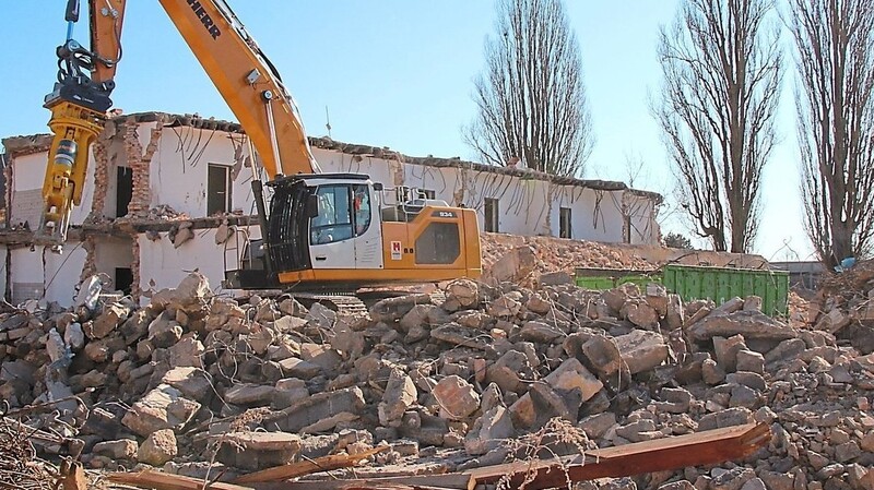 Die Abbrucharbeiten der Gebäude auf dem etwa 17 Hektar großen Areal haben bereits begonnen.