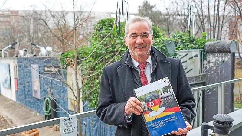 Matthias Platzeck, Vorsitzender der Regierungskommission "30 Jahre Friedliche Revolution und Deutsche Einheit", hält den Abschlussbericht seiner Kommission in den Händen.