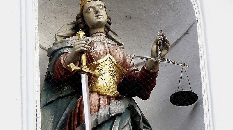 Richtschwert und Waage: die Attribute von Justitia im Mittelalter und in der Neuzeit. Sie symbolisiert die Gerechtigkeit. Diese Figur steht in einer Nische des alten Rodinger Rathauses.