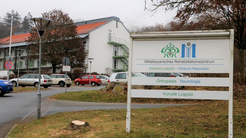 Im Mittelbayerischen Rehazentrum in Bad Kötzting sind mehrere Coronafälle aufgetreten. Für die beiden Kliniken wurde ein vorübergehender Aufnahmestopp verhängt.