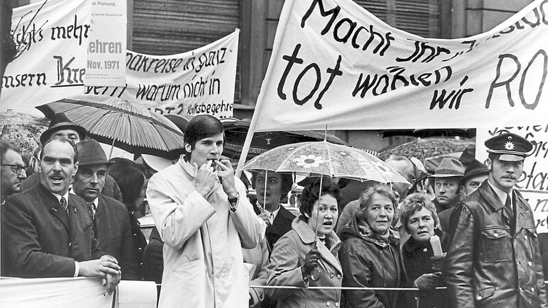 Nicht zu übersehen: Unter den etwa 400 Gegnern der geplanten Gebietsreform vor der bayerischen Staatskanzlei steht der junge Horst Seehofer (im hellen Trenchcoat) am 9. November 1971 ganz vorne in der ersten Reihe. Er bangt um seinen Job beim Stadtkreis Ingolstadt, der aufgelöst werden soll.