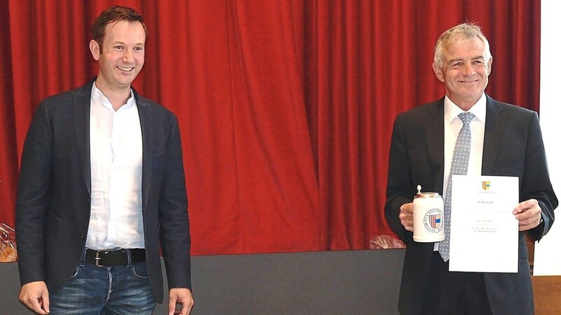 Bürgermeister Franz Kopp ehrte zusammen seinen Vorgänger im Amt Franz Piendl (rechts) mit dem Titel Altbürgermeister.