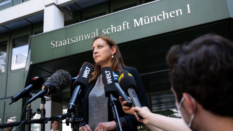 Anne Leiding, Pressesprecherin der Staatsanwaltschaft München I, gibt ein Pressestatement vor der Staatsanwaltschaft ab.