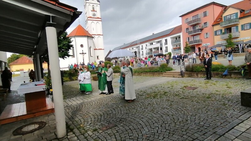 Der Regen stoppte weder Pfarrer Winderl noch die zahlreichen Further Bürger, die zum Gottesdienst auf den Dorfplatz gekommen waren.