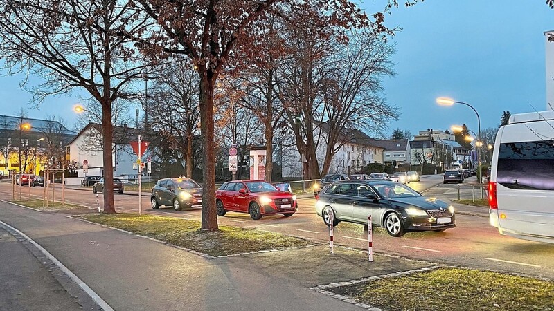 (Nicht nur) zu Stoßzeiten reiht sich an der Gabelsbergerstraße vorm Isarsteg Auto an Auto. Um die Kreuzung für Radfahrer sicherer zu machen, schlägt die Verwaltung eine neue Vorfahrtsregelung vor. Statt aus der Gabelsbergerstraße wie bisher sollen Fahrzeuge aus der Sandnerstraße Vorrang haben.
