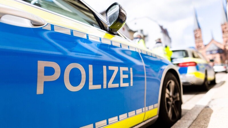 Ein Großaufgebot an Polizisten und Suchhunden ist derzeit im Justizgebäude in Nürnberg. (Symbolbild)