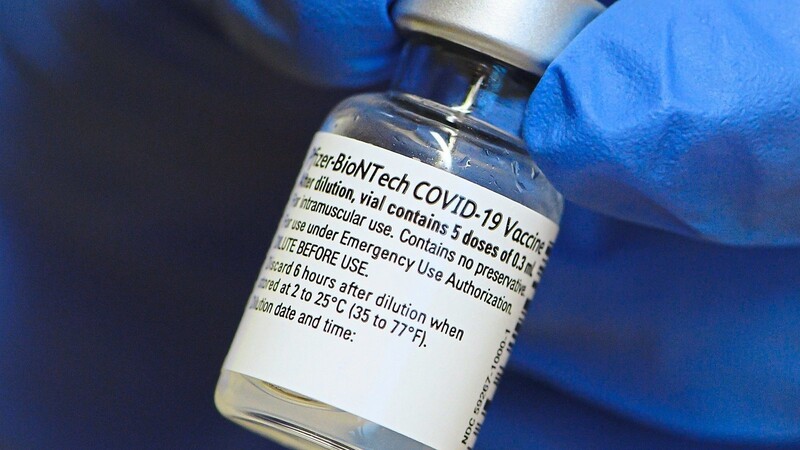 Ein Injektionsfläschen mit dem Impfstoff des Pharmaunternehmens Biontech-Pfizer.