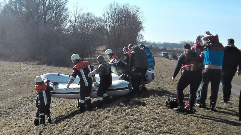 Vollen Einsatz zeigten die Helfer, um die ins Eis eingebrochenen Tiere zu retten. Am Ende waren die Bemühungen aber vergebens.