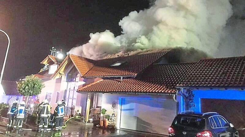 Dichte Rauchschwaden quellen beim Brand eines Wohnhauses in Degernbach aus dem Dach.