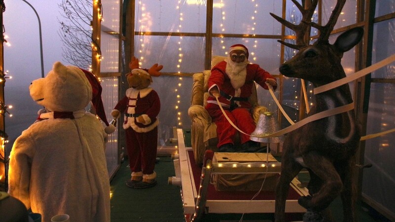 Das Highlight im Weihnachtsmann-Pavillon sind Elch und Eisbär, die dank Sensor zu singen beginnen, wenn ein Besucher kommt.