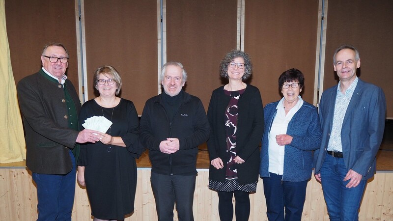 Kirchenpfleger Hans Gmeinwieser durfte 1 000 Euro vom Pfarrgemeinderat für die Kirchenrenovierung entgegennehmen.