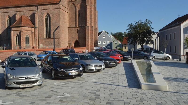 Mit den Parkplätzen vor dem Wassertisch auf dem neu gestalteten Kirchplatz kann Andreas Kletzmeier "gut leben".