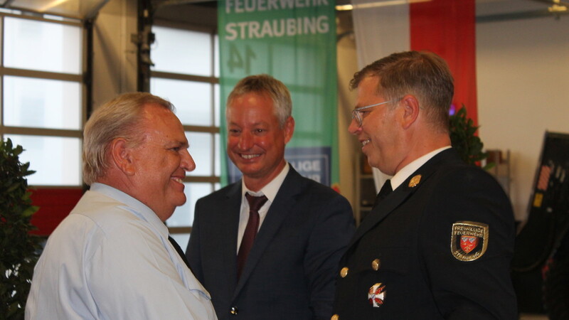 Karl Engler (l.) ist seit 50 Jahren aktiver Feuerwehrmann. Dazu gratulierten OB Markus Pannermayr und Stadtbrandrat Stephan Bachl.