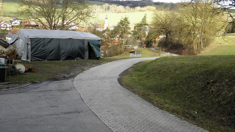 Die Sanierung der Bergstraße wird bei Hollerau bis zur Kuppe verlängert.